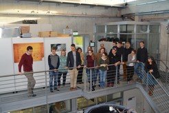 Masterstudent Christian Küchler (MPI für Dynamik und Selbstorganisation/MPIDS) erklärt den Preisträgern die Versuche in der Göttingen Turbulence Facility.