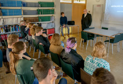<p>Stefan Hell erklärt den <em>Jugend forscht</em>-Siegerinnen und -siegern seine Forschung.</p>