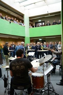 Zur musikalischen Untermalung der Einweihungsfeier spielte die Instituts-Band des MPIDS auf.