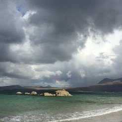Wolken können sehr unterschiedliche Eigenschaften haben - nicht aus jeder Wolke fällt Regen. Tully Beg, Renvyle, Irland.