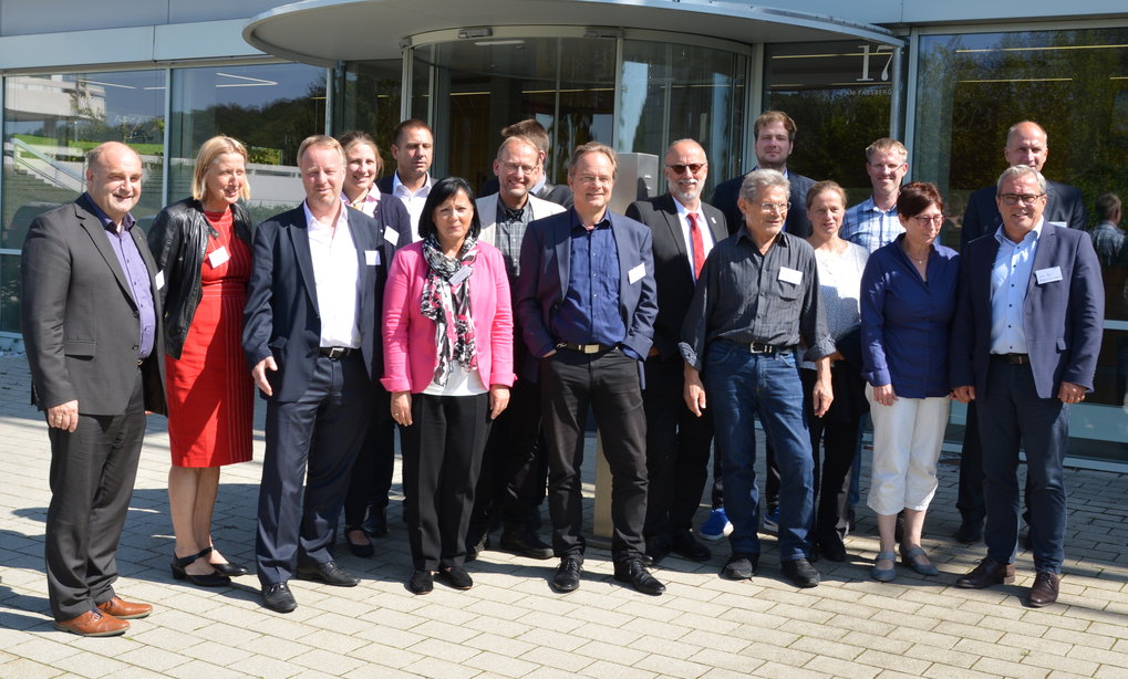 Unterstützer und Botschafter mit dem EcoBus-Team nach der heutigen Pressekonferenz.