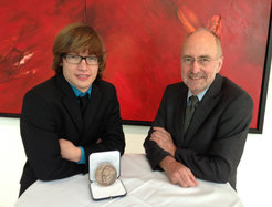Prof. Dr. Theo Geisel, Direktor am Max-Planck-Institut für Dynamik und Selbstorganisation, (rechts) gratuliert Dr. Wolfgang Keil (links) zur Verleihung der Otto-Hahn-Medaille.