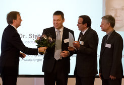 Thomas Rachel (parlamentarischer Staatssekretärim Bundesministerium für Bildung und Forschung) gratuliert den Preisträgern Prof. Dr. Stefan Luther, Prof. Dr. Eberhard Bodenschatz und Prof. Dr. Ulrich Parlitz vom Max-Planck-Institut für Dynamik und Selbstorganisation (von links nach rechts).