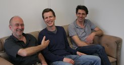Dr. Michael Monteforte (Mitte), Preisträger der Otto-Hahn-Medaille 2012, mit Doktorvater Prof. Dr. Fred Wolf (rechts) und Institutsdirektor Prof. Dr. Theo Geisel (links) auf Otto Hahn's historischem Bürosofa im Max-Planck-Institut für Dynamik und Selbstorganisation.
