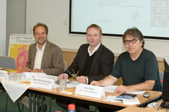 Hans-Peter Herberhold (Mitte), Geschäftsführer der Göttinger Literaturherbst GmbH, stellte gemeinsam mit den Max-Planck-Direktoren Stephan Herminghaus (links) und Nils Brose das Programm der Wissenschaftsreihe vor.