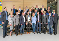 Ambassadors for the EcoBus, Max Planck Researcher with the group of initial subscribers (Stephan Herminghaus (bottom row center), Marc Timme (first row left), Andreas Sorge (first row right) and Ulrike Witt (second row, second from left) from the project office South Lower Saxony)