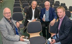 Theo Geisel vom Max-Planck-Institut für Dynamik und Selbstorganisation, Walter Stühmer vom Max-Planck-Institut für Experimentelle Medizin, Gregor Eichele vom Max-Planck-Institut für biophysikalische Chemie und Johannes-Peter Herberhold von der Göttinger Literaturherbst GmbH (von links) stellten auf der Pressekonferenz zur Vortragsreihe „Wissenschaft beim Göttinger Literaturherbst“ die diesjährigen Sprecher vor.