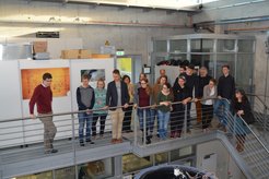 Masterstudent Christian Küchler (MPI für Dynamik und Selbstorganisation/MPIDS) erklärt den Preisträgern die Versuche in der Göttingen Turbulence Facility.