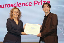Professor Dr. Fred Wolf nimmt den Mathematical Neuroscience Prize 2017 von Miri Polachek, Geschäftsführerin der Israel Brain Technologies (IBT) in Tel Aviv entgegen.