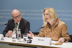 Bundesministerin Johanna Wanka und der Präsident der Max-Planck-Gesellschaft, Herr Martin Stratmann, stellen die ersten Max-Planck-Schools vor