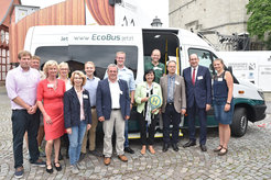 Franziska Schwarz (5th from the left), Jens Meyer (7th f.l.), Astrid Klinkert-Kittel (5th from the right), Stephan Herminghaus (3rd f.r.) und Matthias Wunderling-Weilbier (2nd f.r.) with the EcoBus team