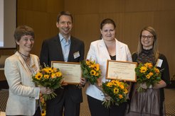 Prof. Carla Frohlich (Mitorganisatorin des Workshops und Cottrell-Preisträgerin 2014), Dr. Michael Wilczek (Fulbright-Cottrell Preisträger 2018), Prof. Yana Vaynzof (Fulbright-Cottrell Preisträgerin 2018), sowie Jun.-Prof. Olalla Vázquez (Mitorganisatorin des Workshops und Fulbright-Cottrell Preisträgerin 2016) (von links)