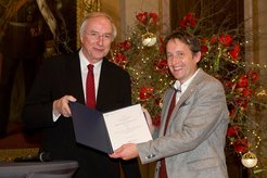 Stellvertretend für Preisträger Eberhard Bodenschatz nimmt der Göttinger Physik-Dekan Professor Tim Salditt den Sonderpreis vom Vorsitzenden des Stiftungsrates der Universität Göttingen Dr. Wilhelm Krull entgegen.