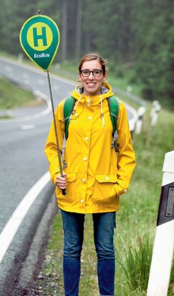 „Sie sind die Haltestelle!“ Im Sinne dieses Slogans holt der EcoBus Fahrgäste dort ab, wo sie es möchten – auch irgendwo an der Landstraße.