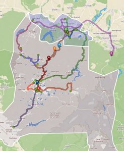 Flexible Routen: Der EcoBus ist auch in ländlichen Gegenden unterwegs, in denen es keinen Linienverkehr gibt. Ein Beispiel für Strecken, auf denen die verschiedenen Kleinbusse an einem Tag fuhren, zeigt die Karte. An den mit einem Haltestellen- Symbol markierten Orten haben sie bei diesen Touren für Fahrgäste gestoppt.