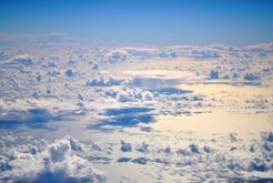 Nebulöser Klimafaktor: Ob flache Cumuluswolken auch bei fortschreitender Erderwärmung noch einen so effektiven natürlichen Sonnenschirm für die Tropen bilden werden wie heute, soll die EUREC4A-Kampagne klären.