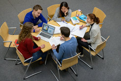 Vorlesungen, Seminare und Methodenkurse ergänzen die wissenschaftliche Arbeit in der IMPRS-Doktorandenausbildung.