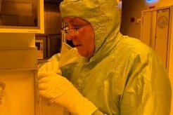 Eberhard Bodenschatz, Direktor am Max-Planck-Institut für Dynamik und Selbstorganisation in Göttingen, bei den Aerosolmessungen. Seit März 2020 hat er seine Forschung umgestellt, um Aerosole und ihre Ausbreitung im Hinblick auf die Corona-Pandemie zu untersuchen.
