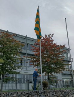 The Max Planck flag is hoisted in front of the Institute for the award of the Nobel Prize to Prof. Klaus Hasselmann, a former MPIDS researcher.