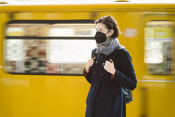 Sicher unterwegs: Dicht abschließende FFP2- und KN95-Masken senken das Risiko einer Coronainfektion drastisch, selbst bei längeren Begegnungen auf kürzeste Distanz, wie sie in öffentlichen Verkehrsmitteln unvermeidbar sind. Besonders gut schützen sie, wenn sowohl die infizierte als auch die nicht-infizierte Person ihre Masken richtig tragen.