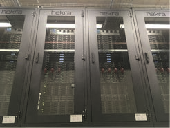Gekühlte Schränke mit einem HPC-Cluster in einem der Serverräume am MPI DS. Jeder Schrank verfügt über eine Steuerungs- und Überwachungseinheit, ist modular aufgebaut, so dass er verschoben werden kann, und bei Bedarf kann die Kühlung bis zu 36 kW angepasst werden