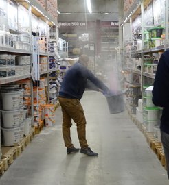 Mohsen Bagheri setzt den Teststaub im Baumarkt frei, der zur Nachahmung menschlicher Aerosole verwendet wird, um deren Dynamik in der Umgebung zu bestimmen.