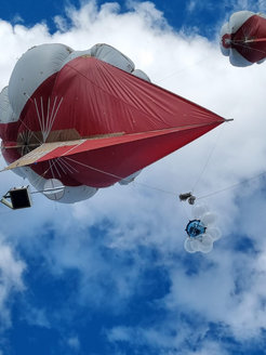 Mit Hilfe des CloudKite steigen an Ballons befestigte Sensoren in den Himmel auf