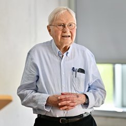 Jan Peter Toennies also gave a talk at the symposium on the occasion of his 95th birthday.