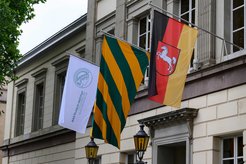The founding flag of the Max Planck Society (middle) also flew above the Aula on Wilhelmsplatz for the 100th anniversary celebration — just as it did in 1948 on the premises of the Kaiser Wilhelm Institute for Fluid Dynamics.